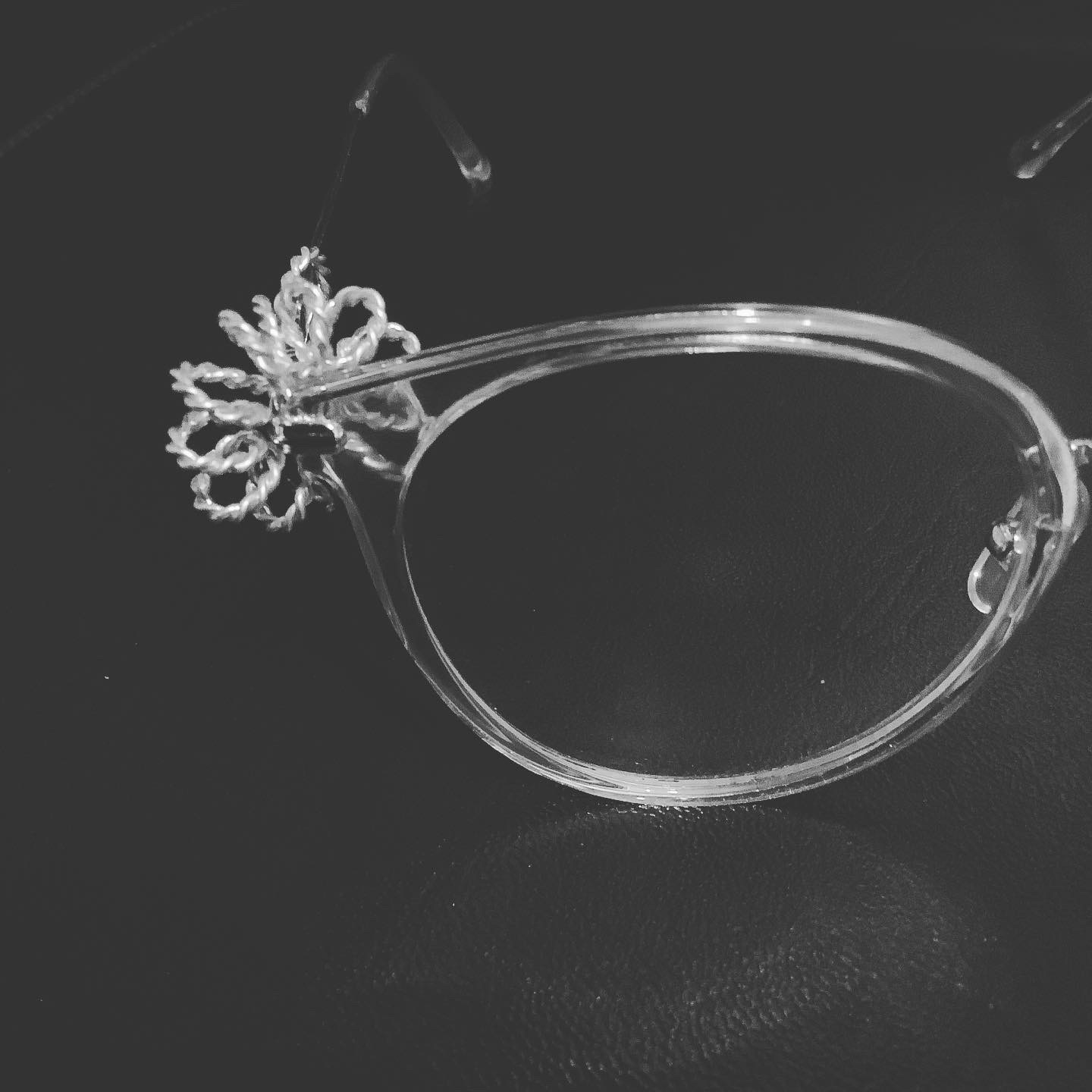 電磁波動ノイズ対策メガネフレーム用ハーモナイザー