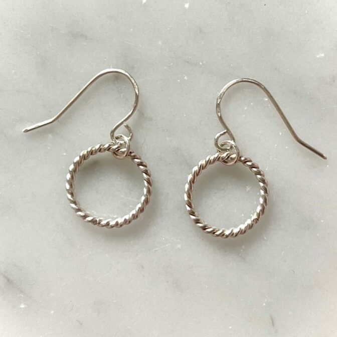 テンソルリングで作成したピアスです。電磁波対策にもおすすめです