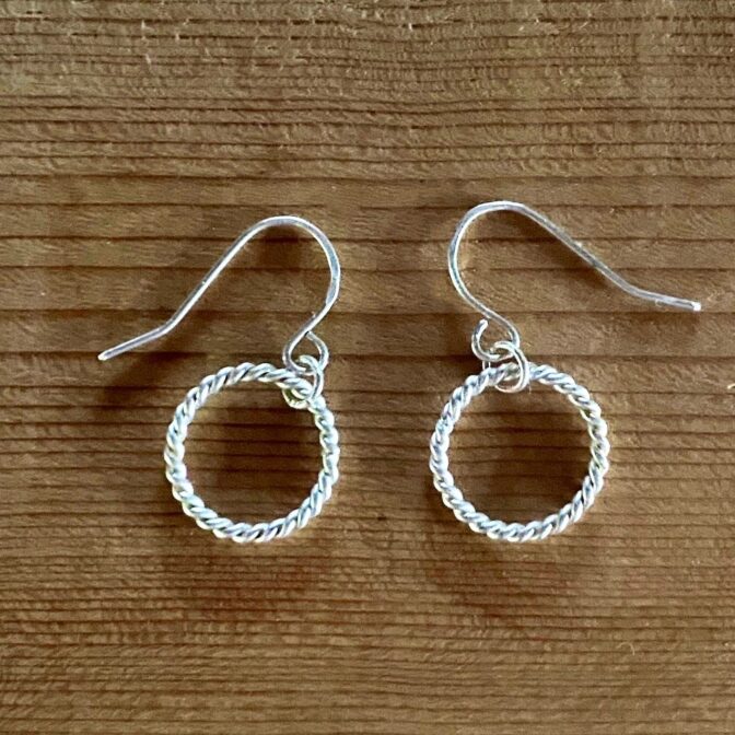 テンソルリングで作成したピアスです。電磁波対策にもおすすめです